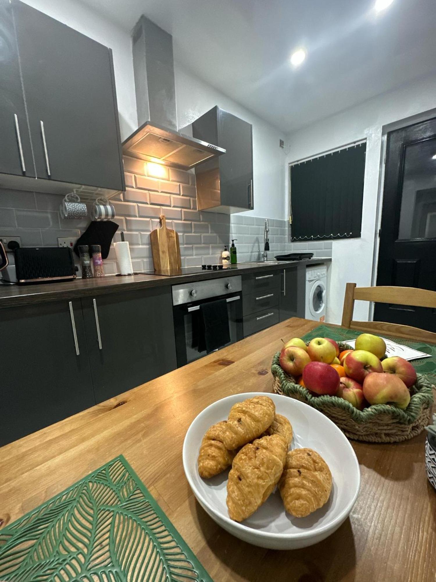 קארדיף 2 Bedroom Flat With Hot Tub מראה חיצוני תמונה