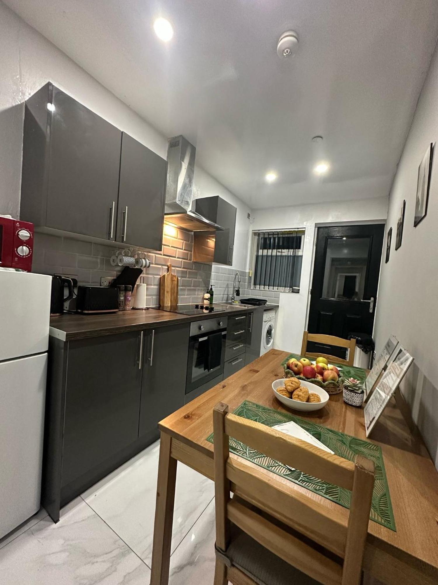 קארדיף 2 Bedroom Flat With Hot Tub מראה חיצוני תמונה