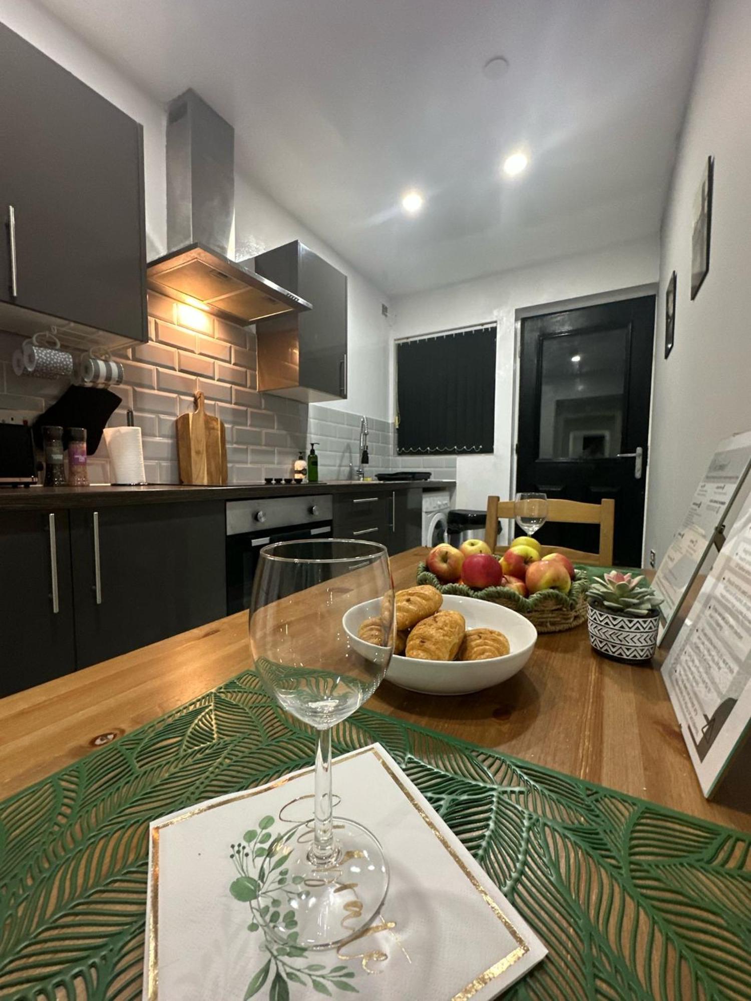 קארדיף 2 Bedroom Flat With Hot Tub מראה חיצוני תמונה